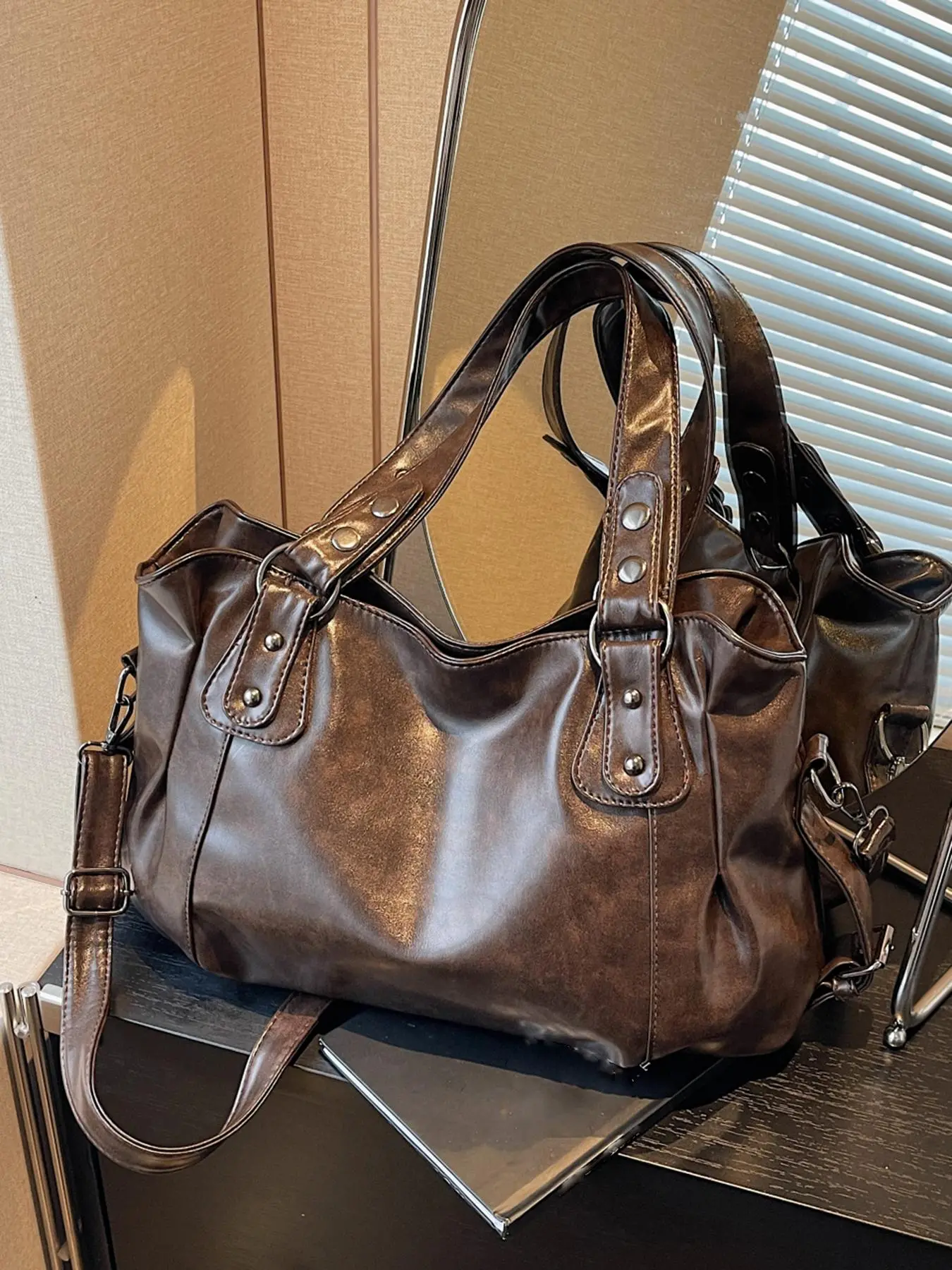 Fashionable Angola red women's crossbody bag, exquisite and elegant Burgundy red women's bag, trendy and simple style, casual crossbody bag, large capacity women's bag suitable for work, commuting, dating, parties, going out shopping