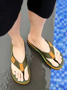 Men's non-slip, wear-resistant thick-bottom flip-flops with trendy color-blocked woven straps, suitable for both outdoor beach wear and daily commuting, featuring soft, elastic shock absorption and no chafing.
