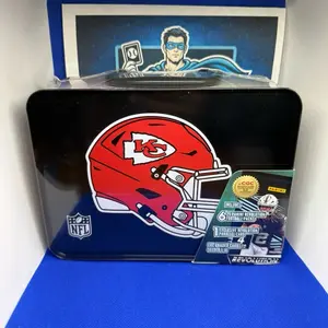 NFL 2025 Panini Revolution Football Patrick Mahomes II Trading Card COLLECTOR LUNCH Tin [6 Packs + 1 Parallel Card]