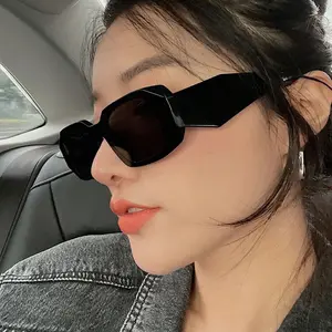 Trendy Retro Rectangle Sunglasses for Women & Men - Vintage 90’s Square Frame Shades - Stylish UV Protection for Every Occasion