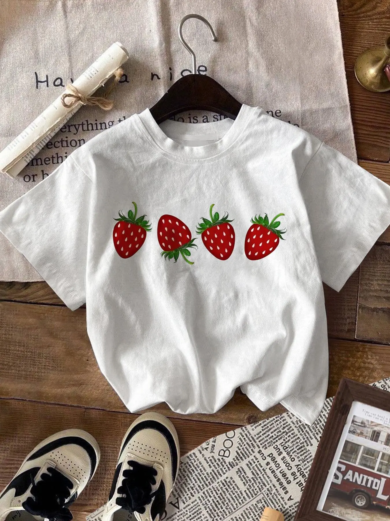 Women's Strawberry Print Round Neck Tee, Casual Short Sleeve Crew Neck T-shirt Top Summer for Daily Wear, Ladies Clothes for All Seasons, Girlfriend Tee, Crew Neck Tops