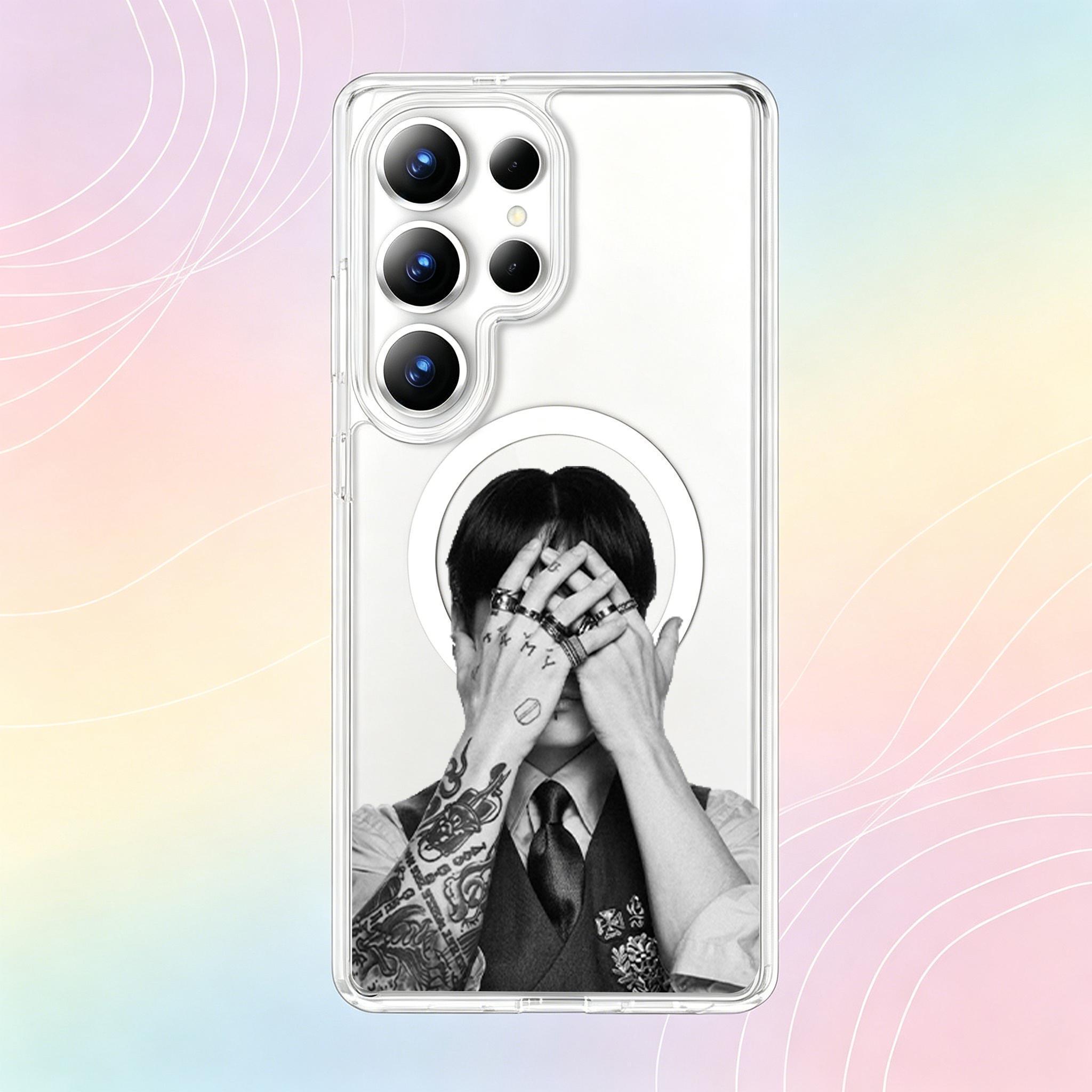 Retro-style phone case –  magnetic protective case. This K-Pop concert-themed product features a retro black and white aesthetic and an artistic boy band design, specially created for ARMYs. (Compatible with all Samsung models)