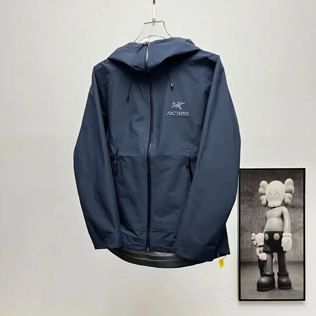 Unisex dark navy hooded outdoor jacket wind‑repellent waterproof shell portable lightweight build for hiking travel commuting and rainy‑day daily styling