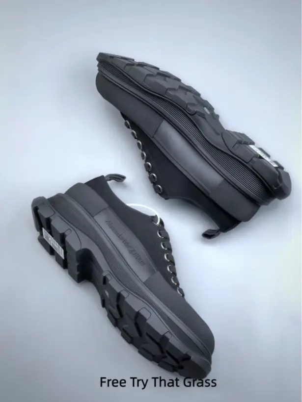 All-Black Techwear Daily Outdoor Chunky Trainers, wear-resistant matte black woven upper, streamlined layered sculpted cushion midsole, deep rugged lug traction sole, cloud soft shock-absorbing insoles, lightweight breathable textile