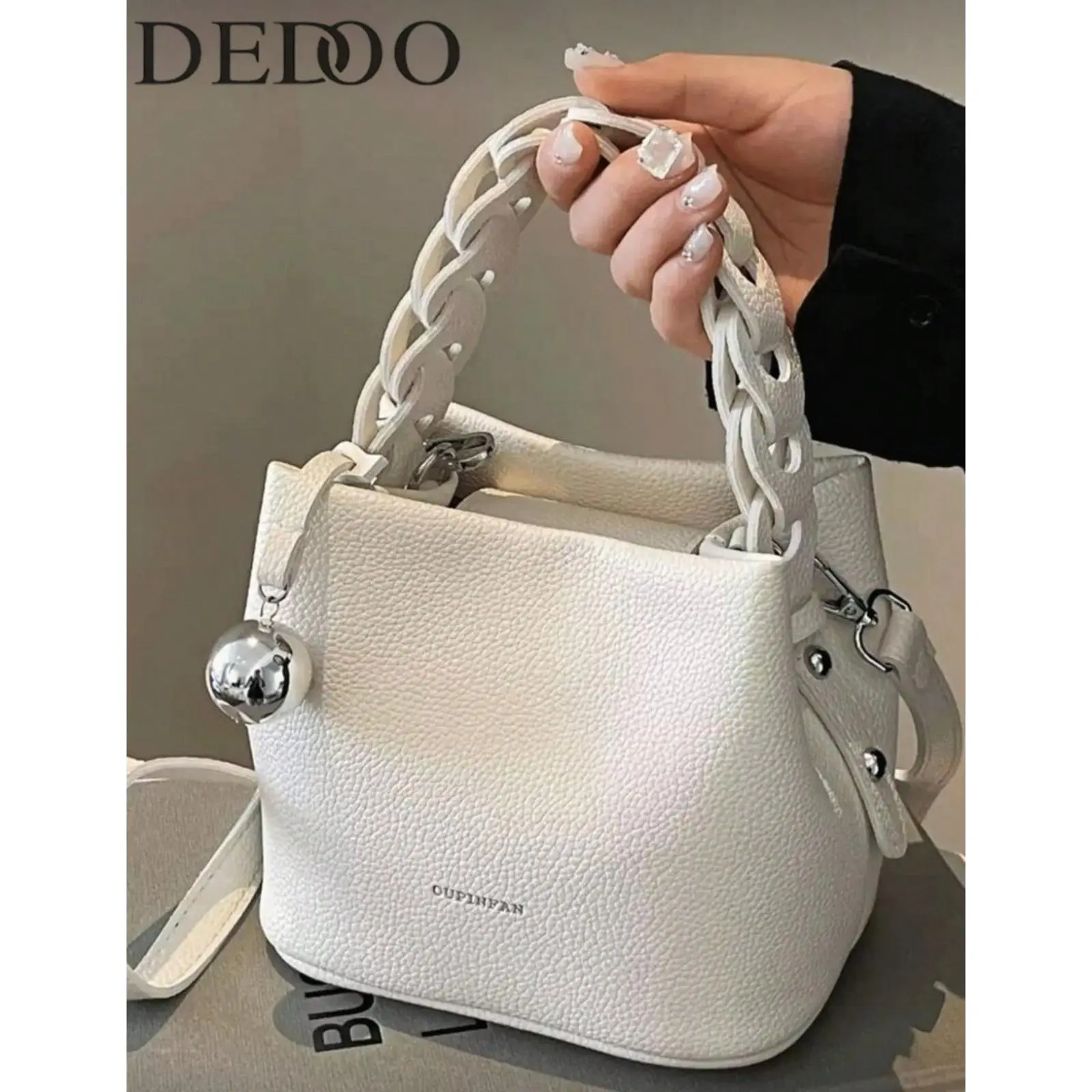 Mini Fashionable PU Waterproof Fabric Shoulder Crossbody Bag with Metal Pendant Decor, Letter Pattern Bucket Bag,  Portable Square Handbag, Elegant Tote Bag, Everyday Bag, Suitable for Work and Daily Use, High-End Fashion Bag Casual Trendy Bag