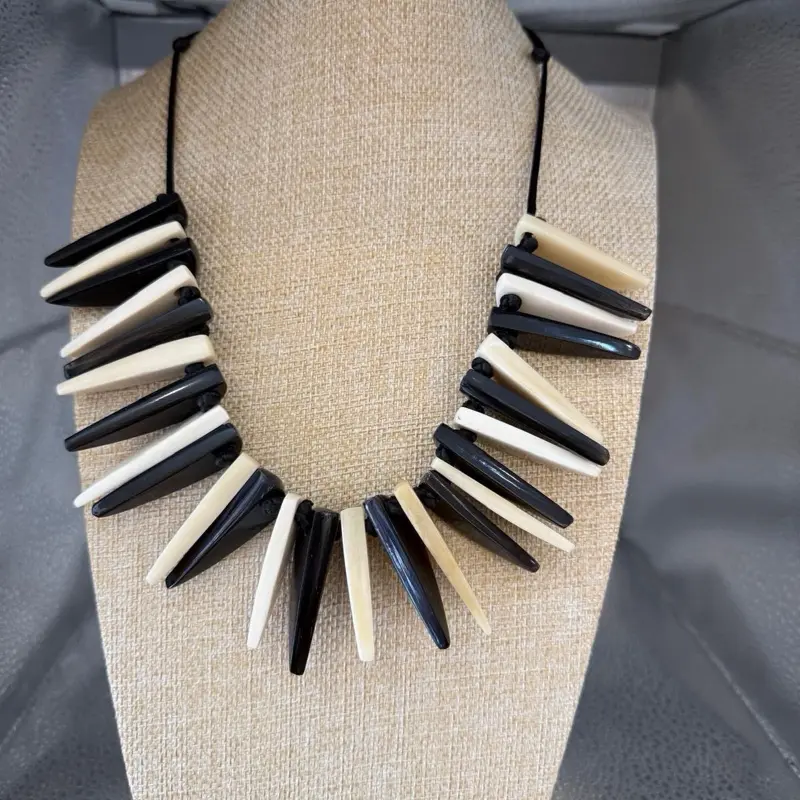Elegant Black and White Geometric Necklace with Sharp Triangle Design for Stylish Outfits - Perfect for Any Occasion