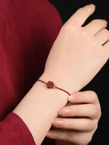 The four leaf clover rope bracelet is hand woven with lucky grass hand rope, suitable for daily wear, vacation and dating occasions, and is also a surprising and exquisite small gift.