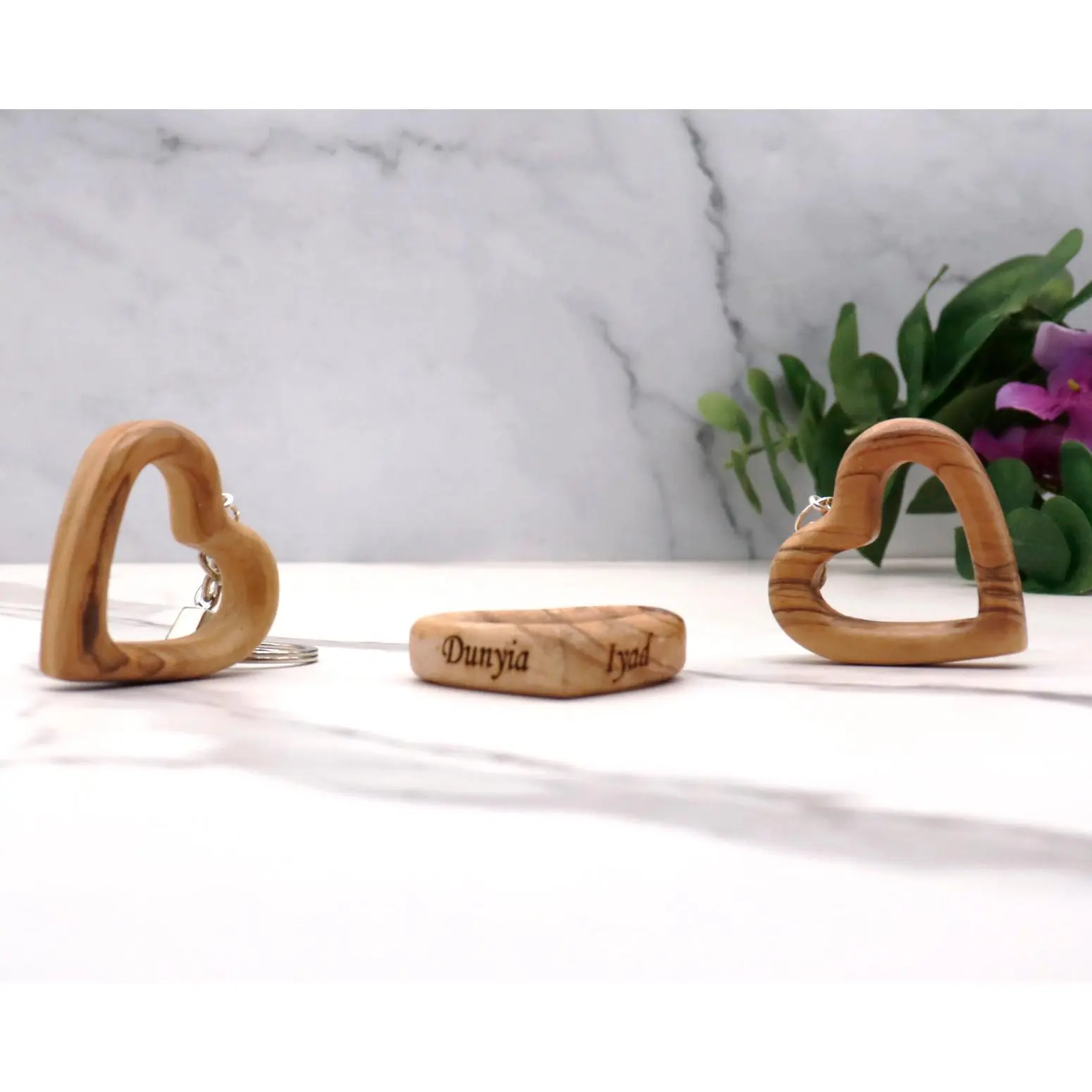 Personalized Heart-Shaped Olive Wood Keychain – Perfect Couple's Gift with Engraved Names, Ideal for 5th Anniversary or a Timeless Keepsake.