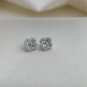 Micro-inlaid zircon aquamarine-colored three-dimensional silver-plated stud earrings for women DDES0684, fashionable and simple, suitable for commuting, light luxury style earrings