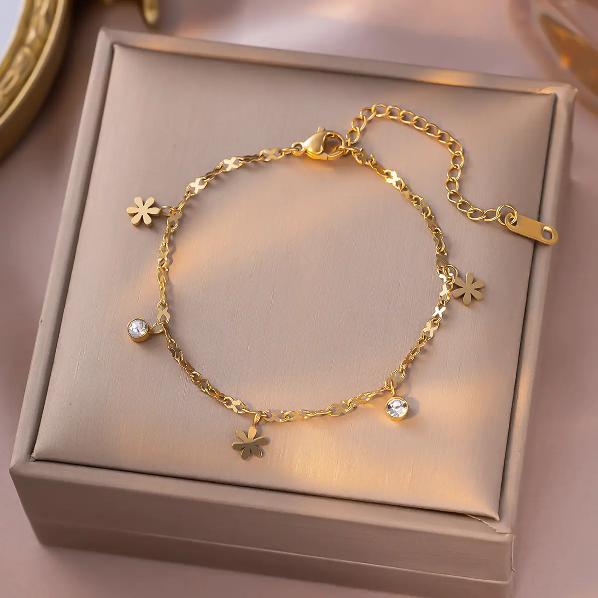 Women's Daisy Flower Titanium Steel Bracelet - Fashionable, Versatile High-End Costume Jewelry with Unique Bracelet Design