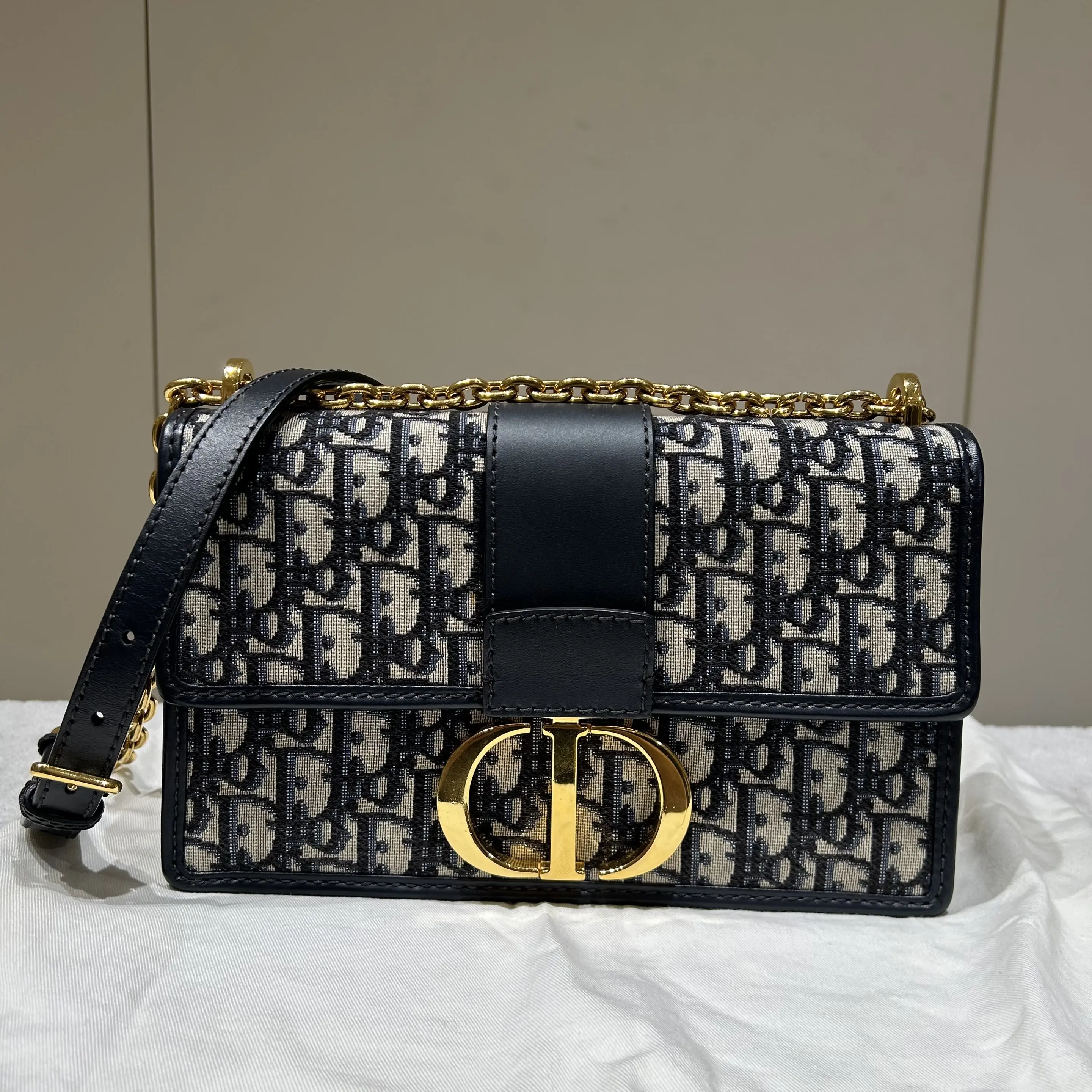 Pre-owned Louis Vuitton leather Crossbody Bags Dior Montaigne Medium‑Size Chain Handbag, Beige‑Blue‑Black Monogram Coated‑Canvas With Cowhide Trim, Gold‑Tone Turn‑Lock 23313677 SH
