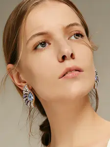 1 pair of retro luxury fan shaped diamond studded earrings, suitable for daily wear, vacation dates, and other occasions, and is also a surprising and exquisite small gift.