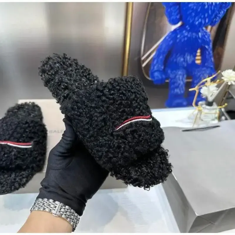 Cute Bear Claw Slippers Women Designer Fuzzy Indoor Outdoor Slides Soft Comfortable House Shoes Cozy Casual Walking Footwear Stylish Fluffy Winter Gift