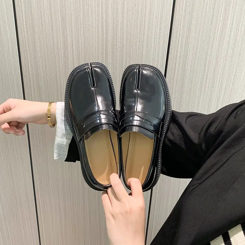 Minimalist unisex loafers, glossy patent leather slip-on shoes with thick soles, available in multiple colors, non-slip casual shoes—an everyday item for street photography and campus wear.