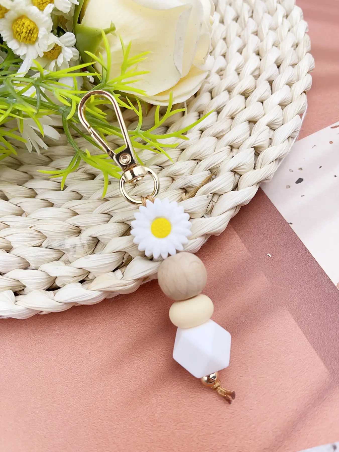Fashion Elegant Daisy Silicone Keychain, Flower Keychain, Floral Pattern Keychain, Floral Beaded Bag Charm, Teacher Gift Car Pendant, Friend Present, All Seasons Fashion Elegant Daisy Silicone Keychain, Flower Keychain, Floral Pattern Keychain, Floral Beaded Bag Charm, Teacher Gift Car Pendant, Friend Present, All Seasons