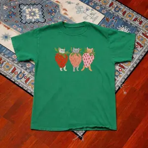 Strawberry Cat Baby Tee – Aesthetic Y2K Streetwear Top