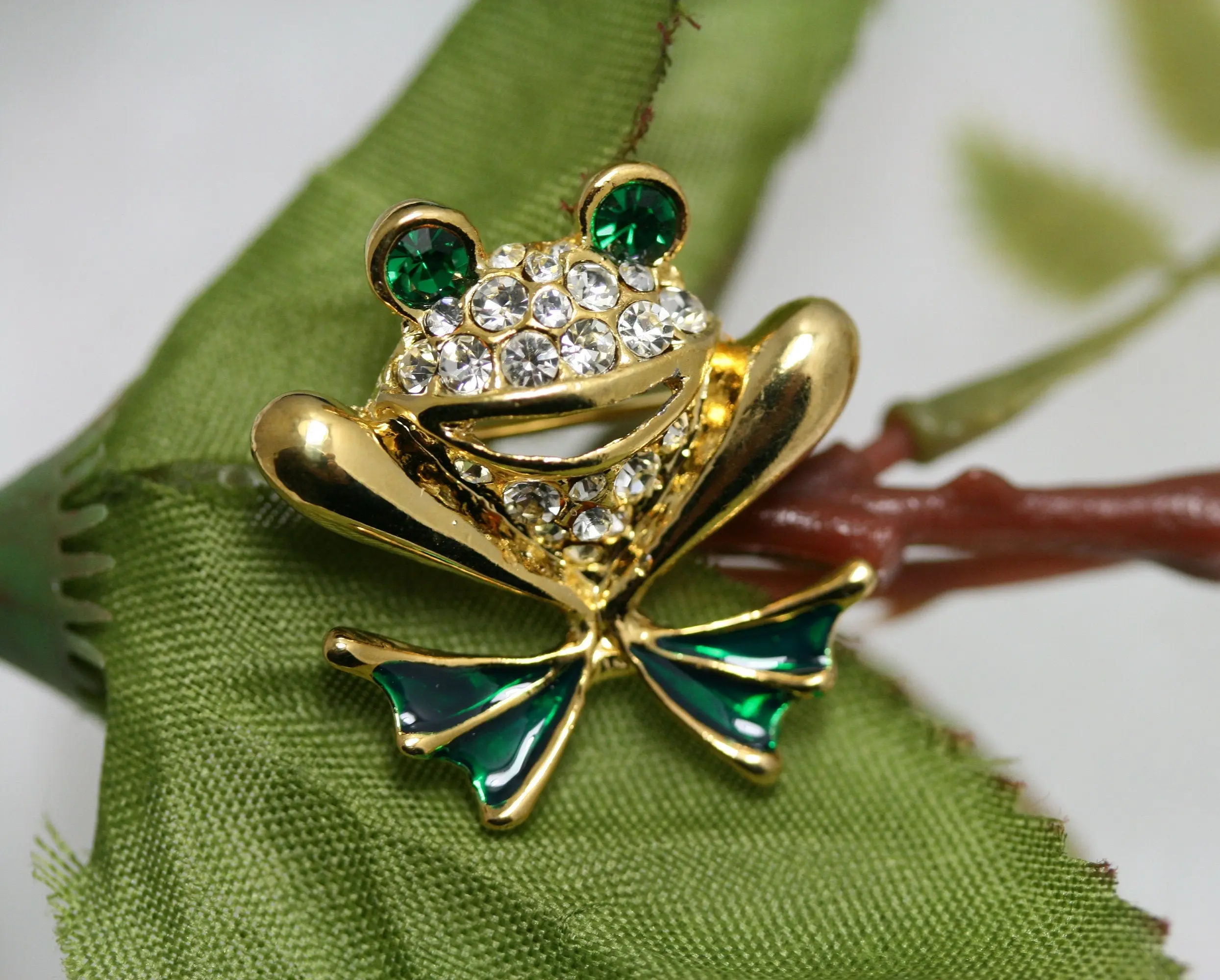 Women's Lapel Pin, Cute Frog Shape Design with Colorful Enamel and Crystal Rhinestones, Handmade Alloy Base Accessory for Coats & Scarfs, Female, Handmade Piece, Colorful Charm, Shiny Finish, Brooch Pin, Animals, Casual Wear, Shiny Glint, Enamel Finish, D