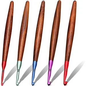 Crochet Hook Set, 5 Pcs Ergonomic Crochet Hooks, Colored Aluminum Crochet Hook with Wooden Handle for Arthritic Hands Knitted Dolls, Gloves, Sweaters, Blankets - 3.0mm/3.5mm/4.0mm/4.5mm/5.0mm