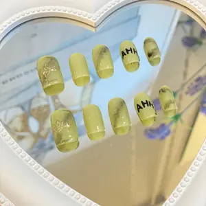 The god of niche aesthetics! Short round transparent green nail ink texture, gentle yet cool, with a mint green blend that is even more stunning than milk green! The new top trend in the nail art industry