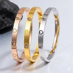 Pulsera de acero de titanio con forma de corazón, chapada en oro.