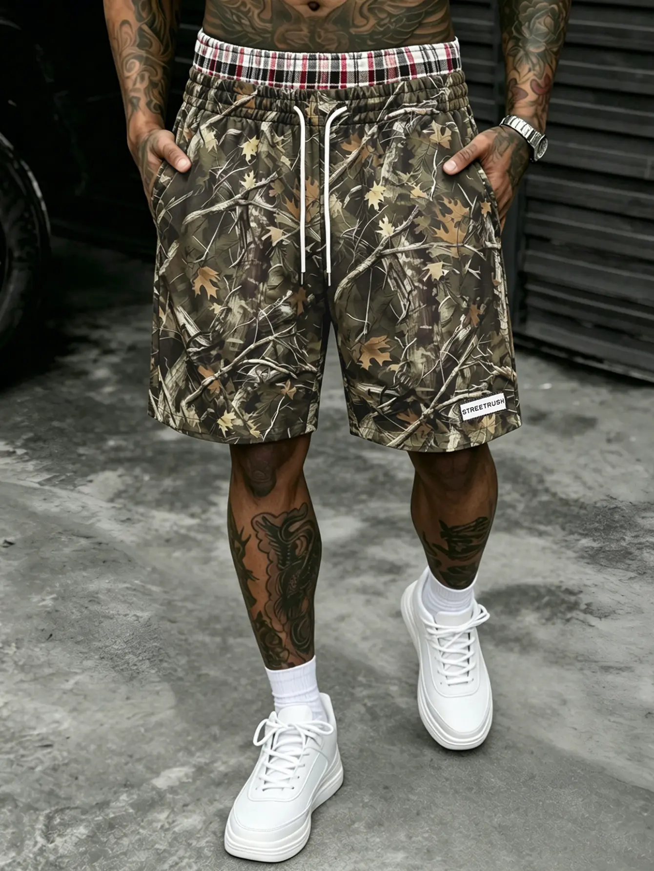 American high-street plaid knit athletic shorts with a double-layered waistband and adjustable drawstring; loose fit with a fluid drape; knee-length; featuring small patch appliqué detailing; casual shorts that are loose-leg, fashionable, trendy, and esse