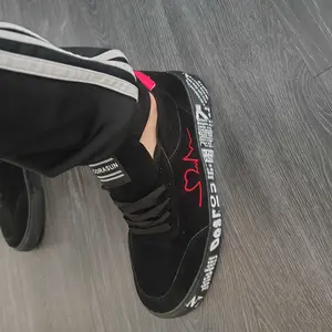 Men's fashionable skateboard shoes, versatile and trendy casual sports shoes for all seasons, red heart embroidery thread, suitable for giving him a birthday gift