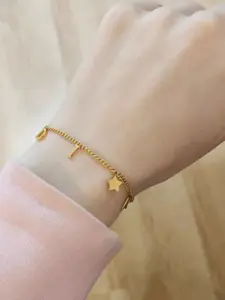 The adjustable letter bracelet is a fashionable, personalized, versatile, and minimalist star shaped bracelet that is suitable for daily wear, vacations, dates, and other occasions. It is also a surprising and exquisite small gift.