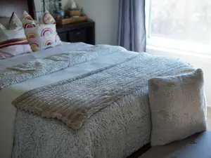 Smoochie Blankets Grey Cozy Ribbed Plush Fleece Throw - Soft Warm Fluffy 100x150 cm Blanket for Bed Couch All-Season Comfort Machine Washable