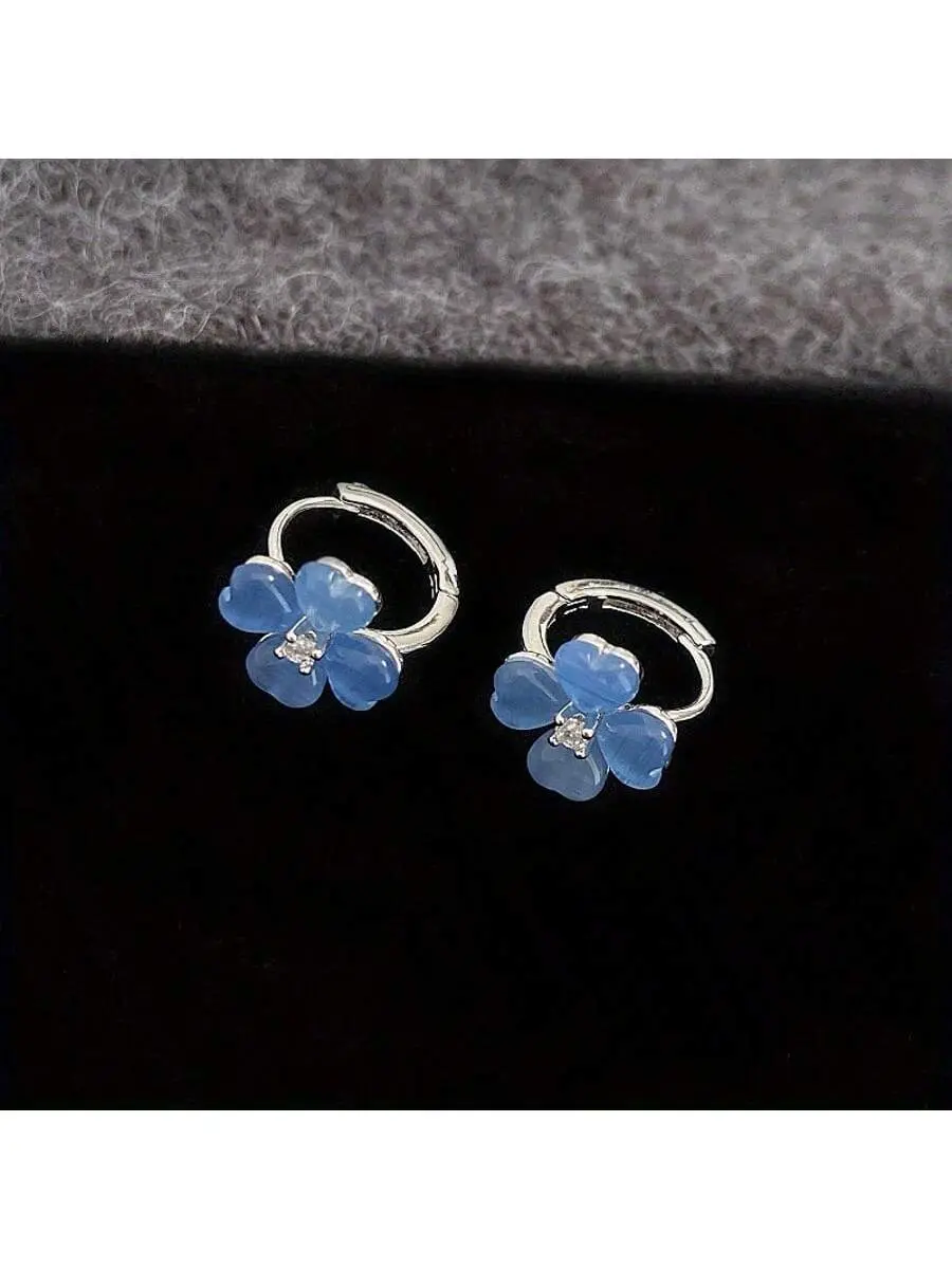 Women's Exquisite Sparkling Niche Design Costume Earrings - Metal Coating, 4-Leaf Blue Flower Ear Buckle, Versatile for Daily Commuting & Gifting to Female Fashion Enthusiasts