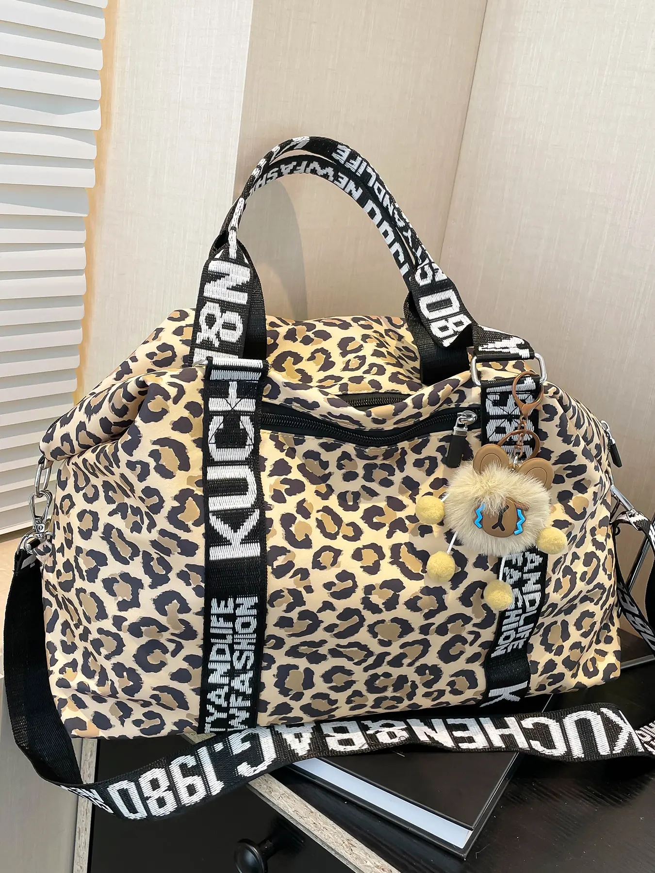 Large capacity travel tote bag with contrasting colors, leopard print letters, suitable for college students, campus travel, business trips, fitness, men's and women's travel bags, Style duffle bag, Fashionable duffel bag