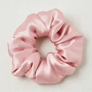 New silk hairband, anti-frizz and anti-breakage, high-quality mulberry silk hairband, elastic ponytail hairband, light pink accessory, circular design is very fashionable and easy to match. It is very suitable to give as a gift to your girlfriend.