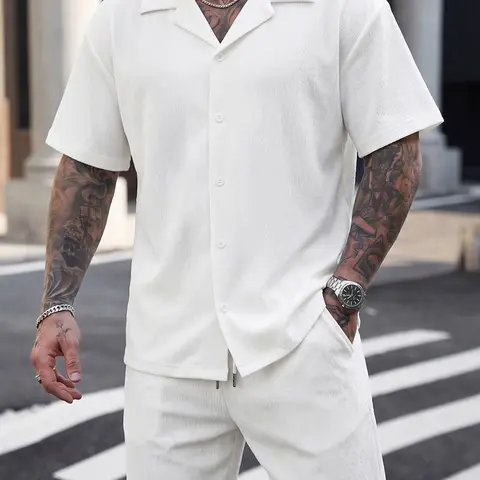 Men’s summer short-sleeve shirt set, casual set, men’s short-sleeve shirt top, men’s shorts, mid-length shorts, crinkle fabric finish, suitable for summer leisure, commuting, and everyday sports activities.