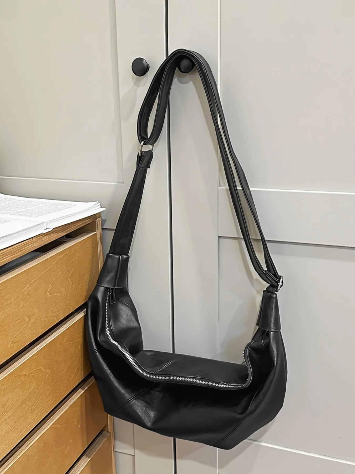 1pc Men's single shoulder tote bag, Shoulder messenger bag, solid color crossbody bag, Versatile shoulder bag, zipper closure, adjustable shoulder strap, casual versatility, suitable for daily commuting, gatherings, shopping