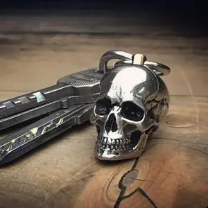 Gothic Skull Alloy Keychain, Durable Metallic Key Ring for Car Keys and Bags, Unique Halloween Gift for Men and Women design retro Stretchy Scrunchie Lanyard with Retractable Multifunctional Reusable Lighter Stainless Steel Car Keychain with Heart