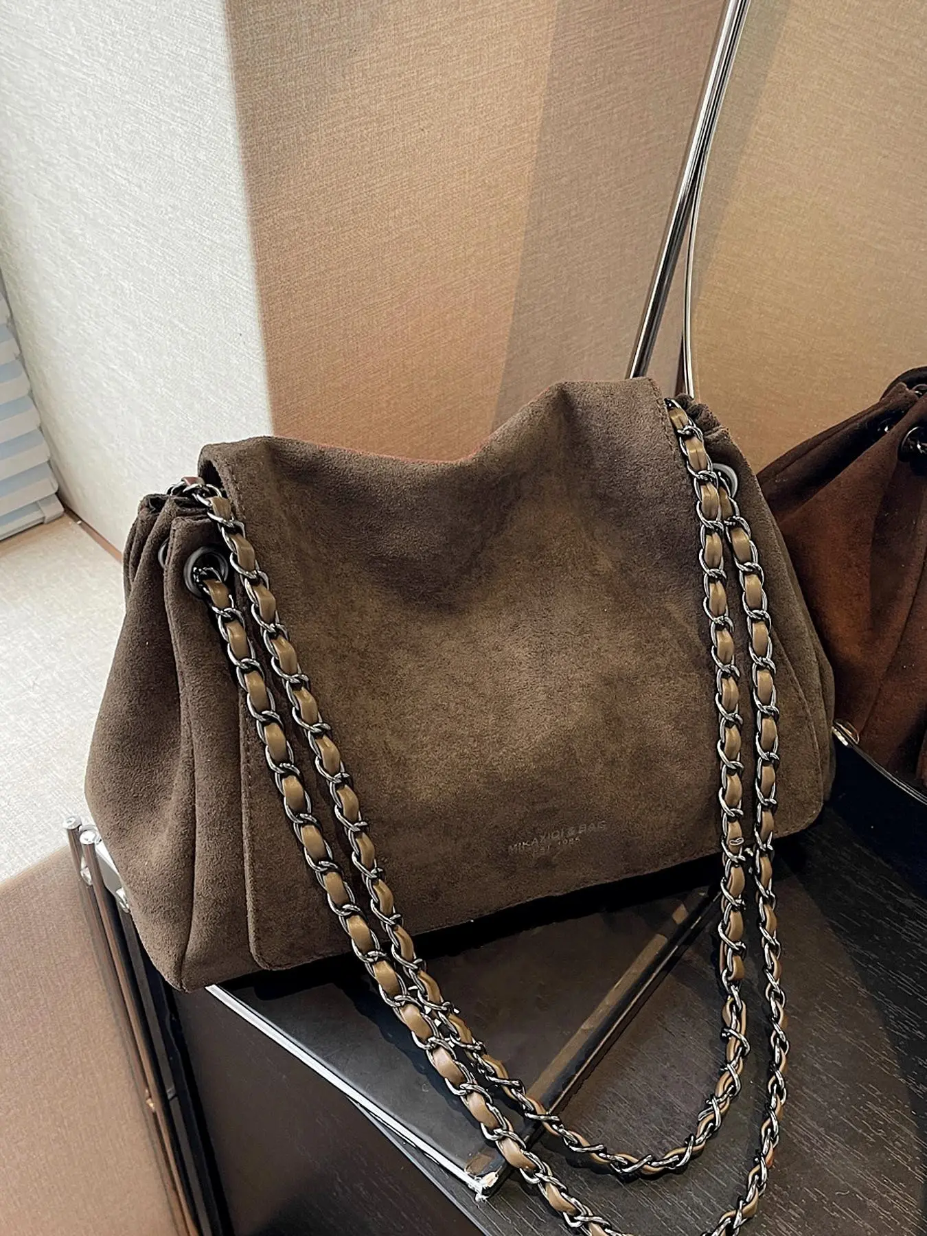 Frosted one-shoulder underarm messenger bag, casual and versatile one-shoulder crossbody bag, simple solid color chain one-shoulder commuter bag, Stylish crossbody bag, suitable for daily matching, commuting and other scenarios