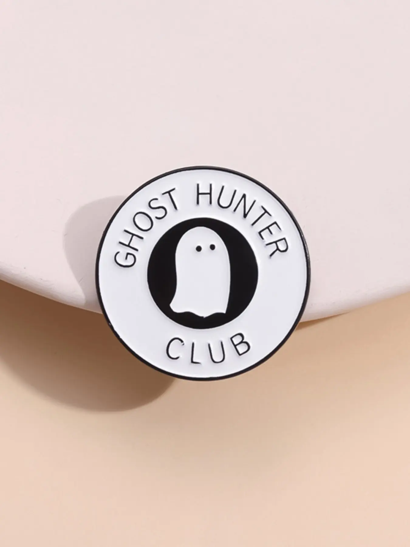 Ghost Hunter Pin Badge, Haunted Club Emblem, Mystical Cartoon Style Supernatural Zinc Alloy Lapel Brooch, Halloween Party Decoration, Paranormal Collector Gift, Round