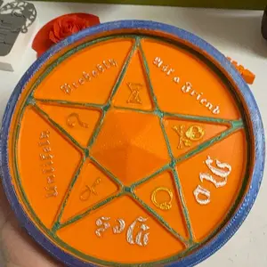 TiosOddities The Diviner's Circle Hand-Painted 3D-Printed Divination Tool with Pentagram Design & Random Die for Decision-Making & Display