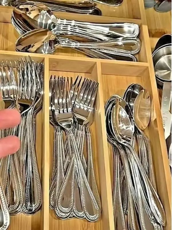 40 Piece Stainless Steel Flatware Silverware Cutlery Set 40 Piece Stainless Steel Flatware Silverware Cutlery Set