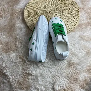 Soft soled embroidered canvas shoes with a sense of stepping on poop, breathable and non tiring, low top board shoes for both men and women, available in large sizes 36-48 for commuting and leisure, flat shoes