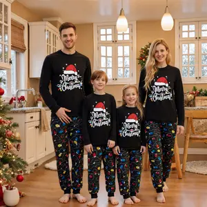 Juegos de pijamas a juego para toda la familia con estampado a cuadros y de letras navideñas, pijamas festivos para papá, mamá e hijos