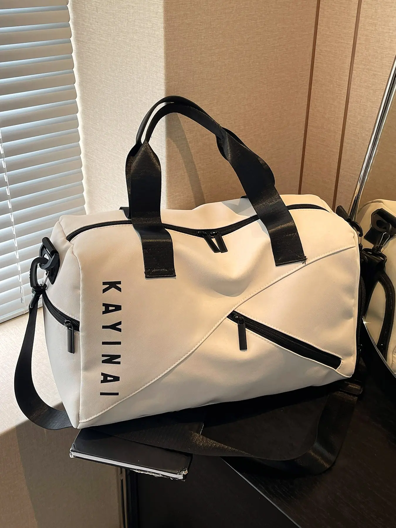 Personality  fashion  simplicity contrast color one-shoulder messenger bag, niche design multi-layered lightweight luggage, trendy daily commuter messenger bag, suitable for short trips, Travel Duffle Bag, sports and fitness bags, Daily Commuting Bags.