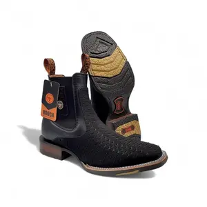Botin Vaquero para Hombre Nobuck Negro Grabado Tipo Python con Punta Cuadrada y Suela de Hule – Hooch Boots H42H0563