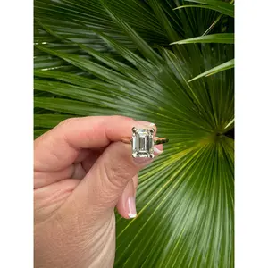 Engagement ring - 3.15 ct Lab Grown Emerald cut solitaire