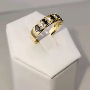 156 - Anillo de piedras negras y circonia Size 6 / 7 Black Cubic Zirconia
