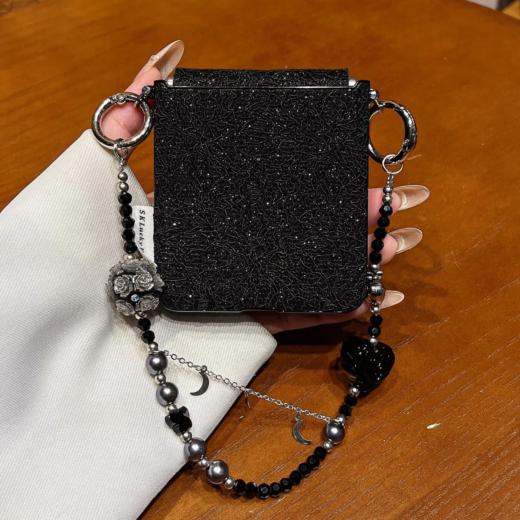 Korean Luxury Black Lines Pattern Love Rose Bracelet Phone Case for Samsung Galaxy Flip7 Flip7fe Flip6 Flip5 Stylish Back Cover