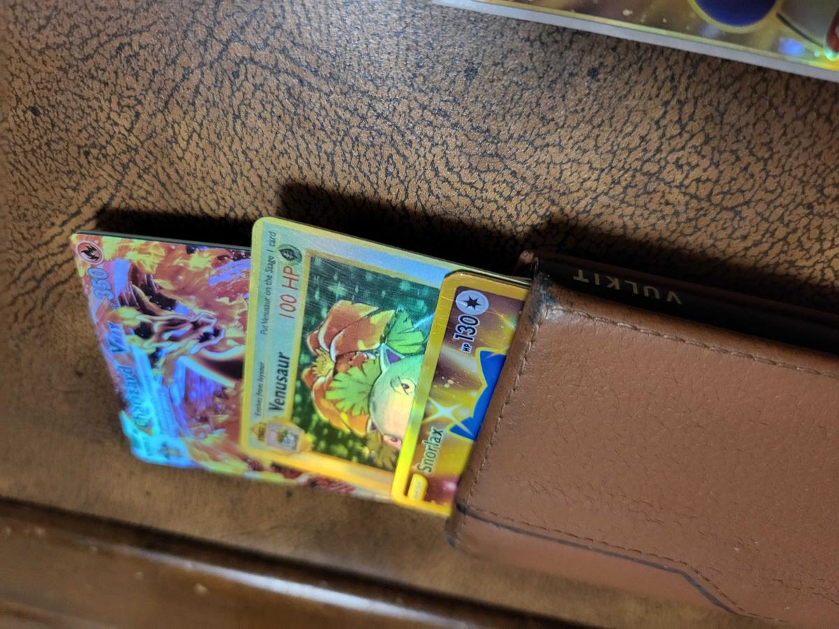 Item: Charizard VMax, Small Chip