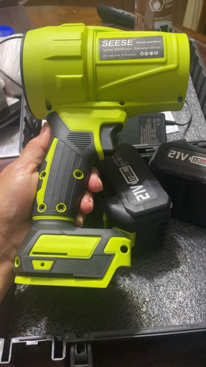 Cliente usando AeroForce SmartClean para limpiar nieve