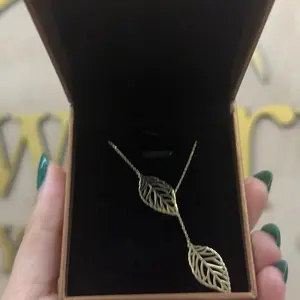 Simple Chain Leaf Design Necklace in Gold Color with Elegant Leaf Motif