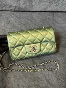 Pre-owned CHANEL SN17 green patent cf mini