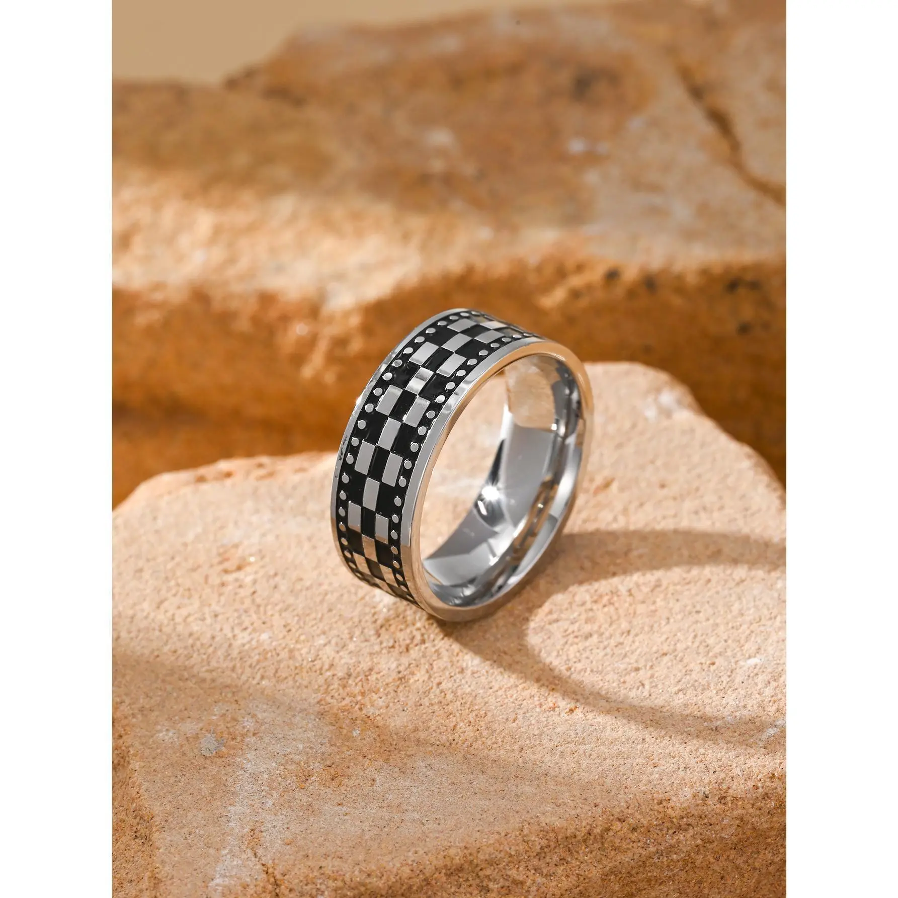 Women's Retro Checkerboard Ring - Luxury High-End Costume Jewelry Band, Ideal for Daily Wear